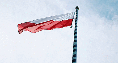 Trzepocąca flaga Polski na maszcie